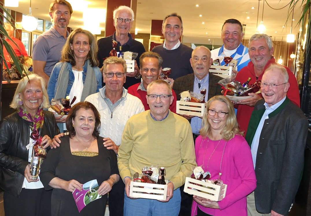 Gut gelaunte Siegerinnen und Sieger mitsamt Sponsorin und Captains.