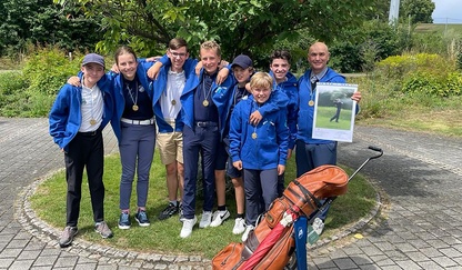 Schulleiter Armin Eifertinger, rechts, selbst begeisterter und guter Golfer, freut sich mit seinen Golf-Schülern über den bayerischen Landessieg.