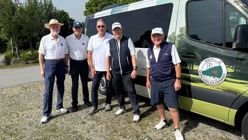 Team vor Bus