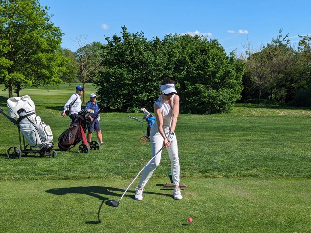 Neu-Mitglied Alena Glanz, die gerade ihre Promotion bei BMW macht, gelang der Nearest-to-the Pin beim TopTracer-Wettbewerb. Auf dem Platz war eher ihr kraftvoller Abschlag gefragt!