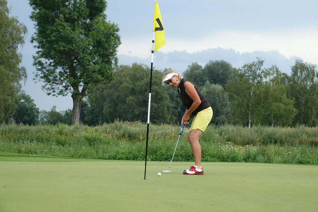Konzentrierter Putt: Sophie Jäger.