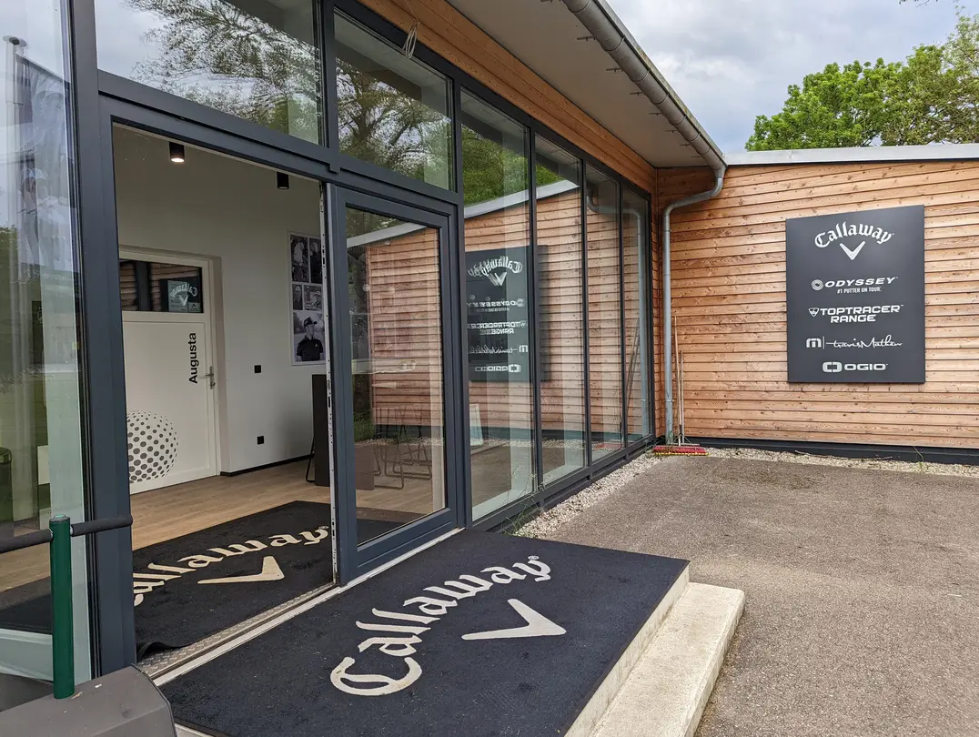 Branding completed: der Eingang zum National Callaway Performance Center mit Fitting Center und Indoor-Trainingsmöglichkeiten.