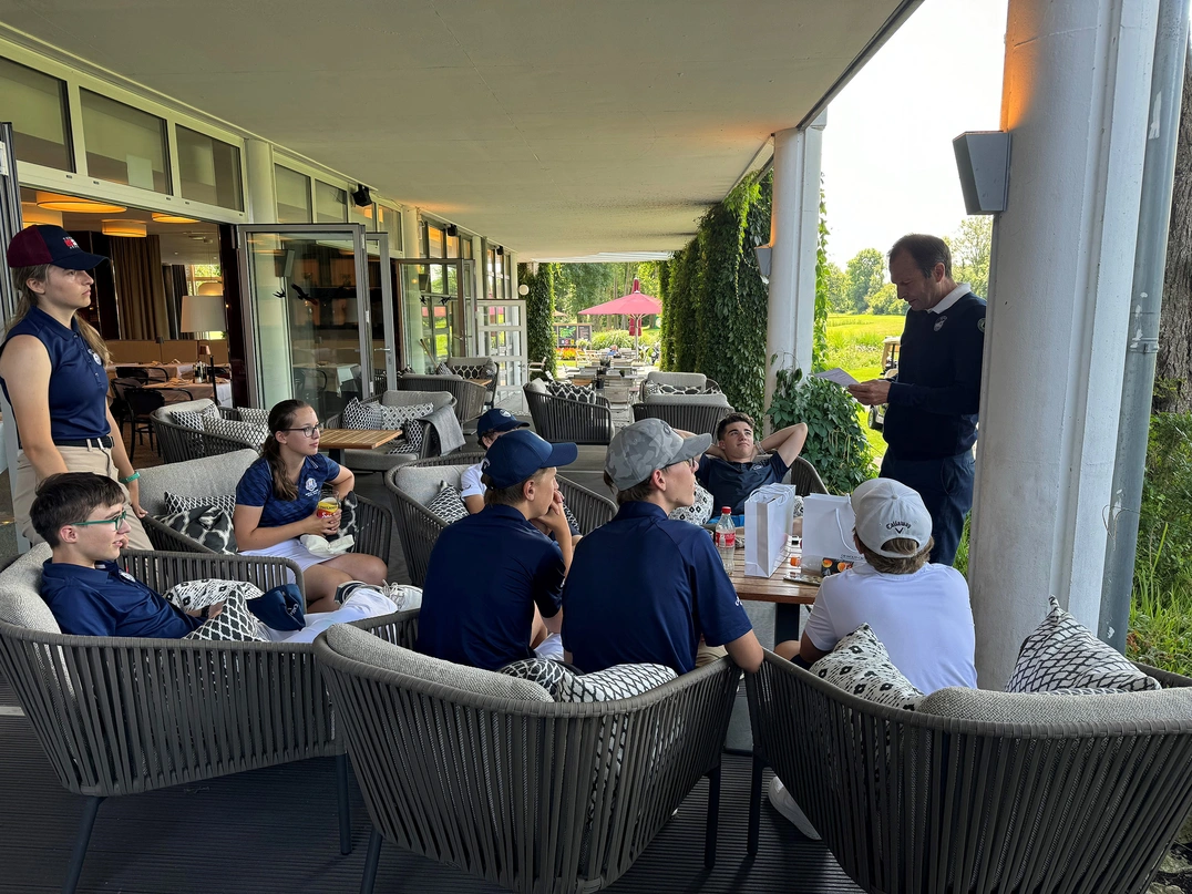 Chillen auf der Terrasse: Das haben sich die Schülerinnen und Schüler kurz vor den Sommerferien verdient.