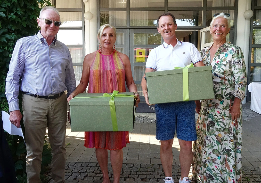 Brutto-Sieger flankiert von Senioren-Captains: Evi Rath und Dr. Ulrich Müller