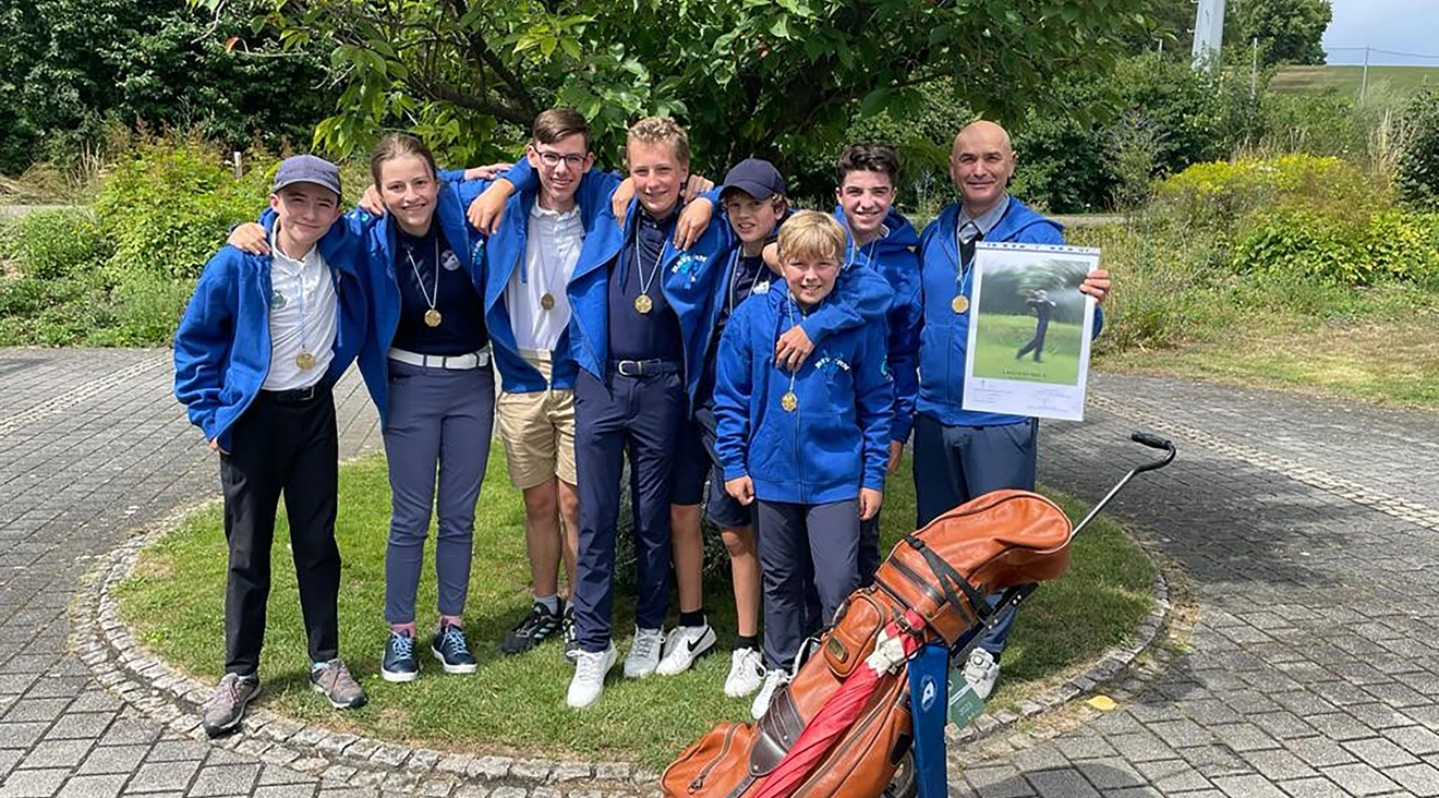 Schulleiter Armin Eifertinger, rechts, selbst begeisterter und guter Golfer, freut sich mit seinen Golf-Schülern über den bayerischen Landessieg.