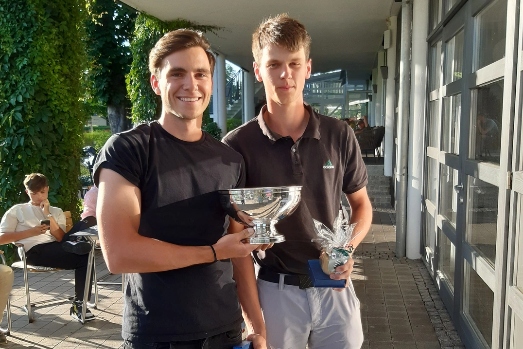 Den Wanderpokal dürfen sie behalten: Gero Lammel, links, und Felix Jakobsson.