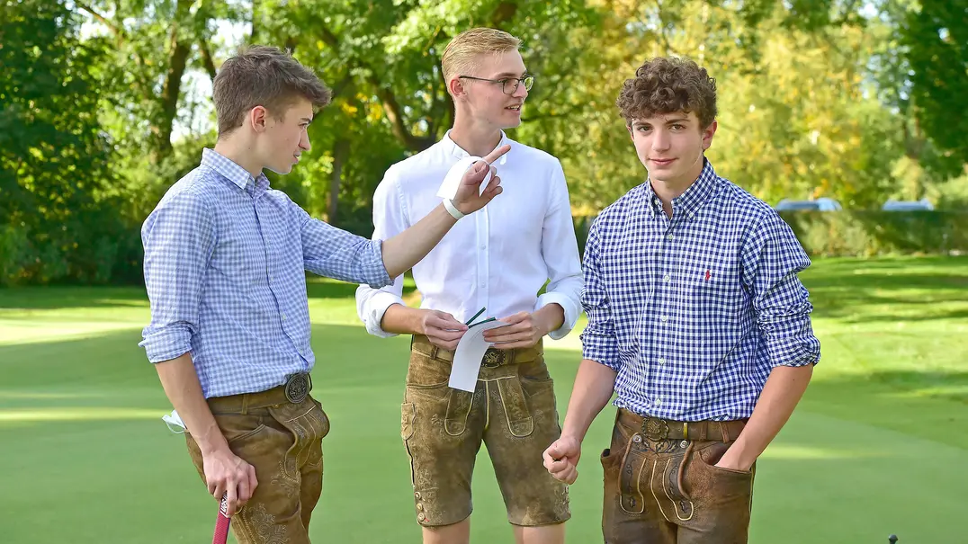 3 Jugendliche in Lederhose