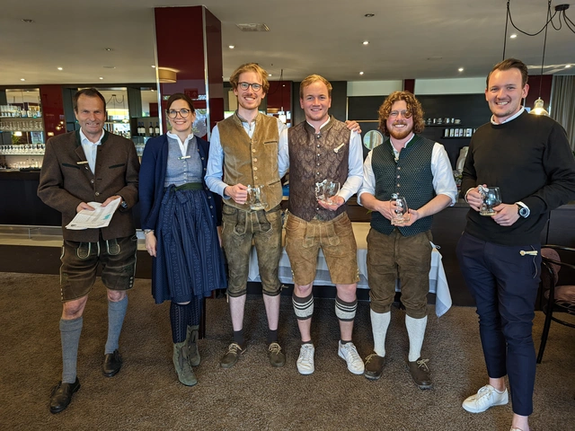 Den dritten Platz belegte ein viel versprechendes Jung-Team. V. r. n. l. Gerrit Faubel, Hcp. 8, 2, Gregor Prinz, 30,3, Lukas Coppenrath, 54, und Dr. Nicolas Scherer, 10,8; flankiert von Turnier-Organisatorin Nadja Birkenbach und Geschäftsführer Wo