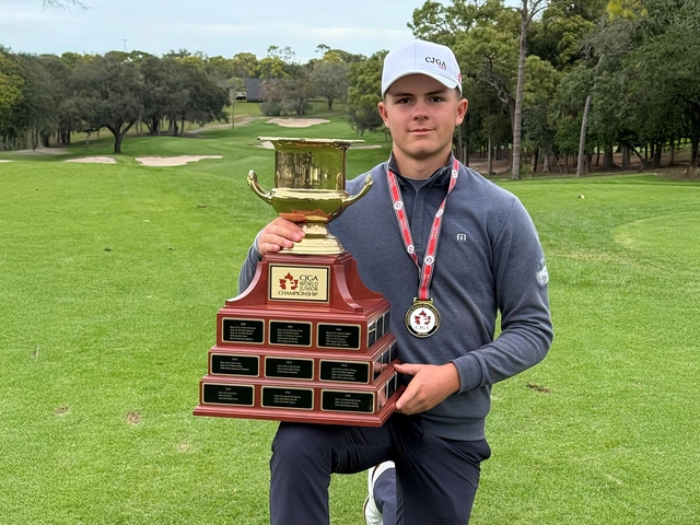 Ein grandioser Jahresendspurt zum Sieg und zu diesem großen Pokal: Henry Liebwein gewann in der U 19-Wertung des CJGA World Championship Tournaments in Florida.