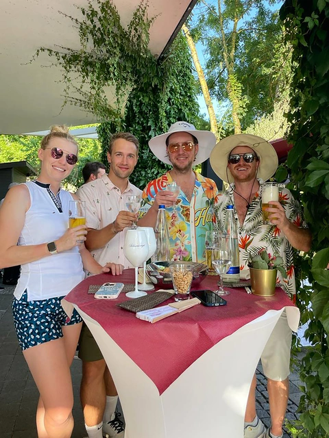Sommerfeeling mit Hawaii-Hemden, Sonnenhut und einem kühlen Aperitivo auf der Eichenrieder Terrasse!