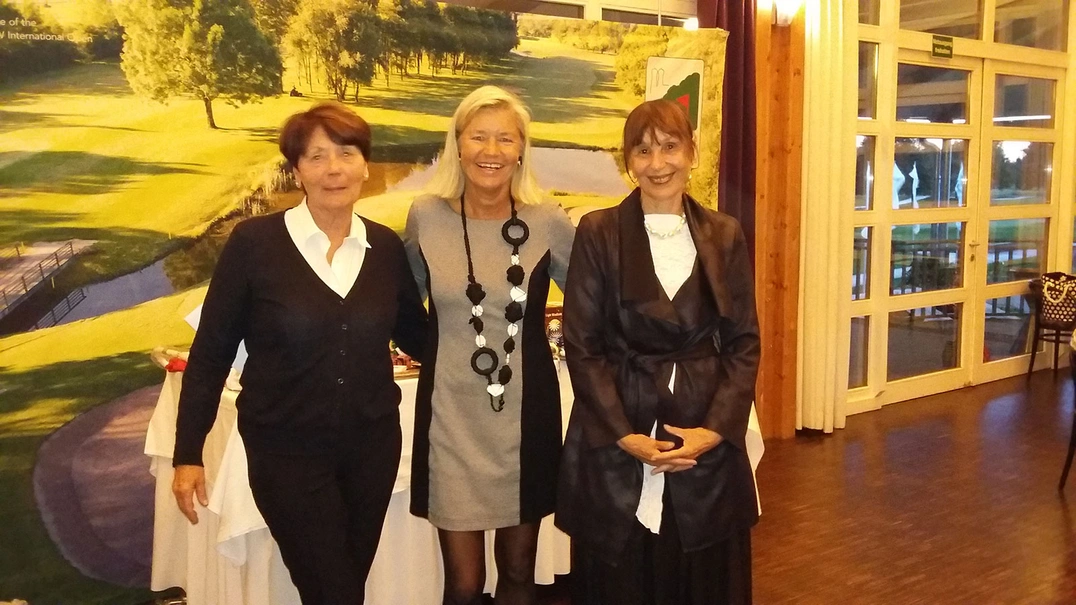 Die besten Bridge-Spielerinnen Lissy Fasching, links, und Hanna Bangha-Szabo, rechts, freuten sich über ihre von Heidi Rauch überreichten Preise, edle Kerzen von Partylite.