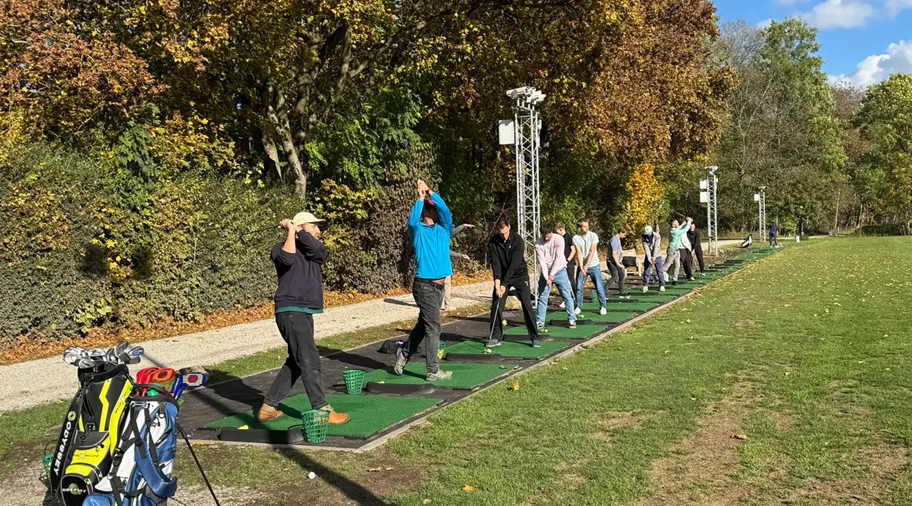 Teilnehmer des Seminars auf der Driving Range