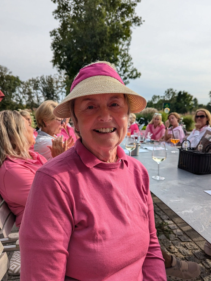 Ladies-Hut mit Pink für Resi Forster als Tombola-Gewinn