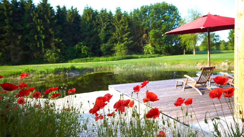 Sonnendeck mit Liegestuhl am Teich an der Spielbahn 17