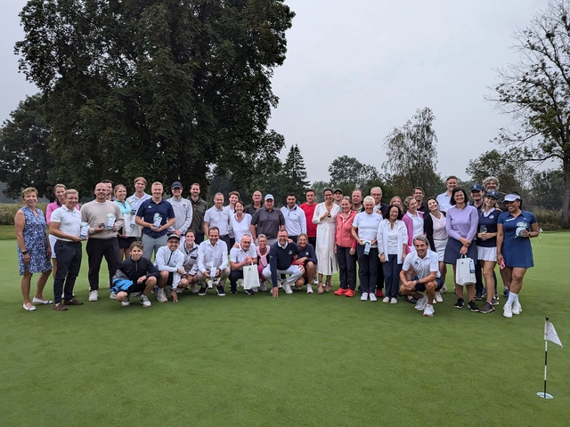 Trotz einsetzender Dunkelheit und Nieselregen versammelten sich alle Teilnehmerinnen und Teilnehmer gut gelaunt fürs Gruppenfoto.
