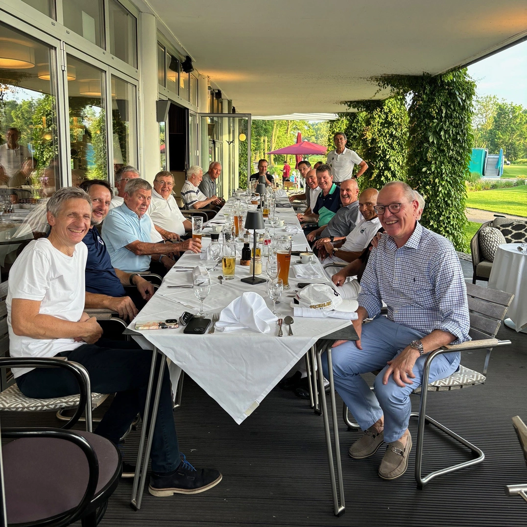 Gut gelaunt: Die Turnierteilnehmerinnen und -teilnehmer genossen das Abendessen auf der Terrasse.