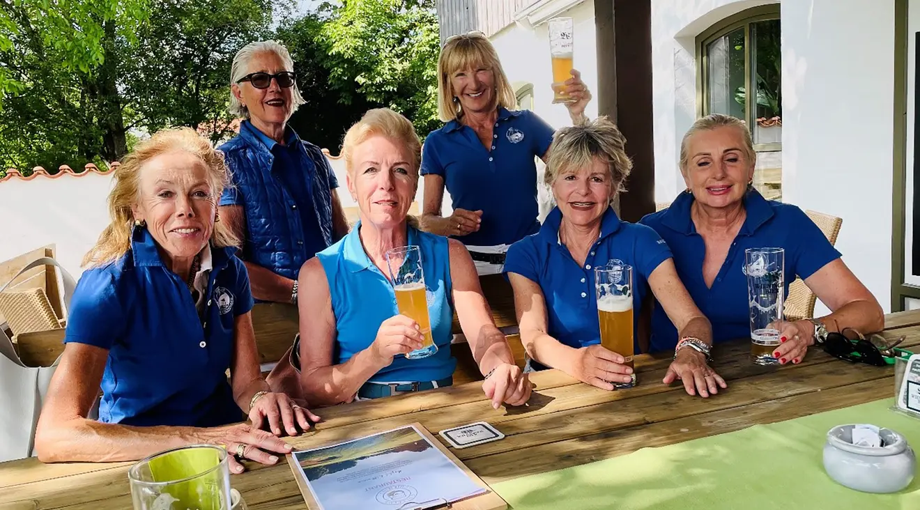 Vom System ausgebremst, doch bester Laune: v. l. n. r. sitzend Daniela Schellinger, Carmen Hausser, Ute Häring und Evi Rath, hinten Linda Diermeier und Captain Renate Rebholz