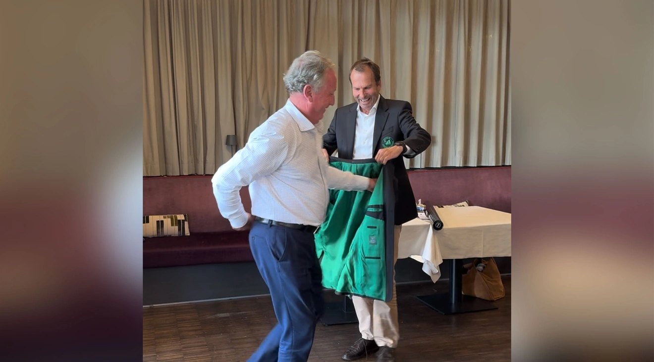 Ken Williams schlüpft ins Green Jacket