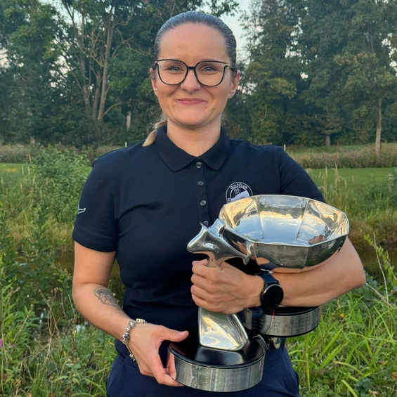 Eichenrieds Sportsekretärin Mariola Palacz hatte nicht nur den Pokal im Griff.