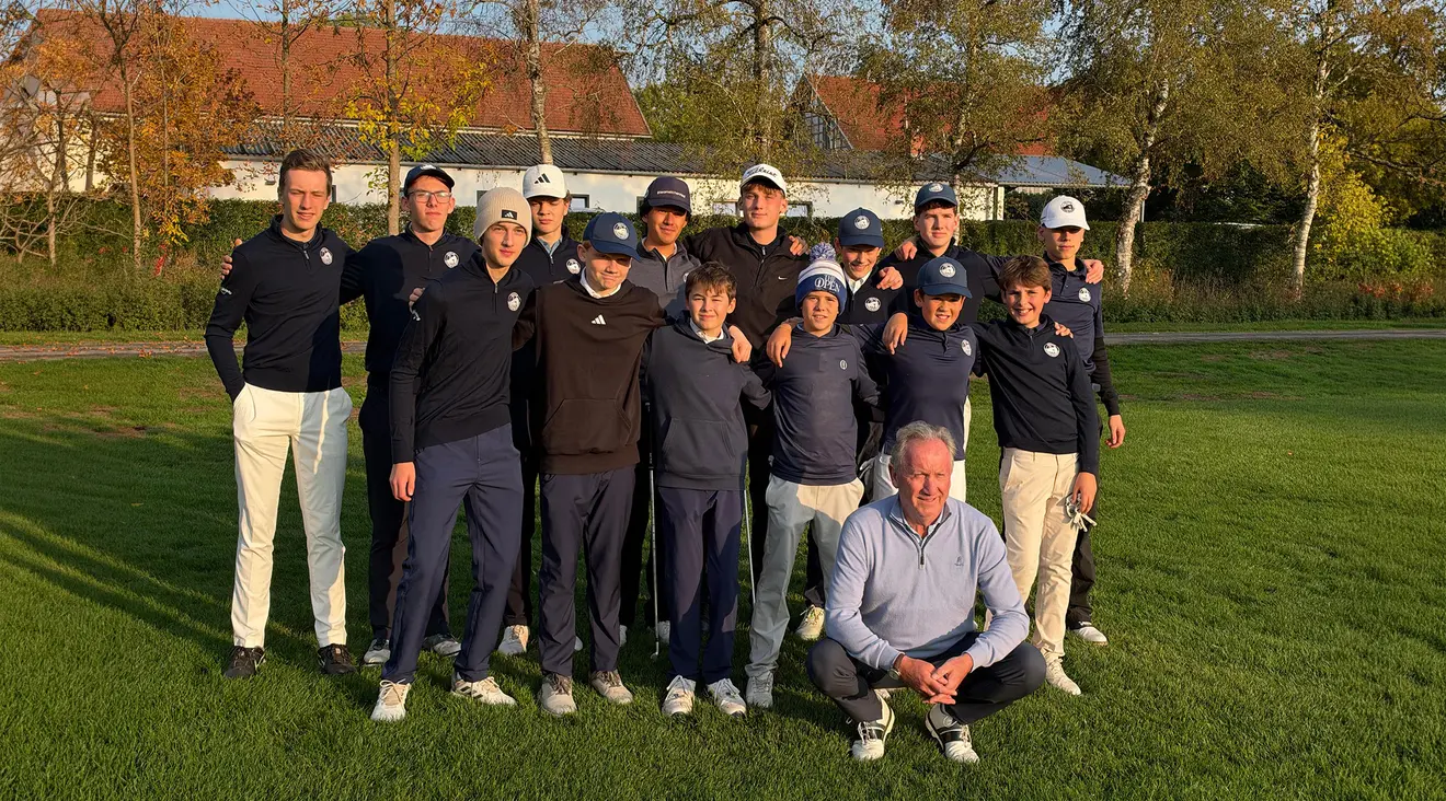 Gruppenfoto Ken mit 14 Jungs