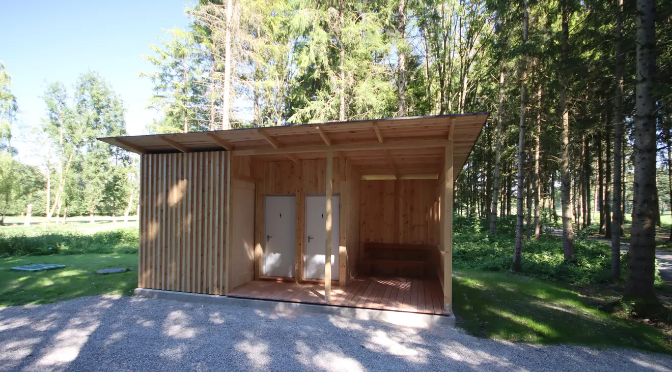 Neue Schutzhütte und Toilette am C-Kurs