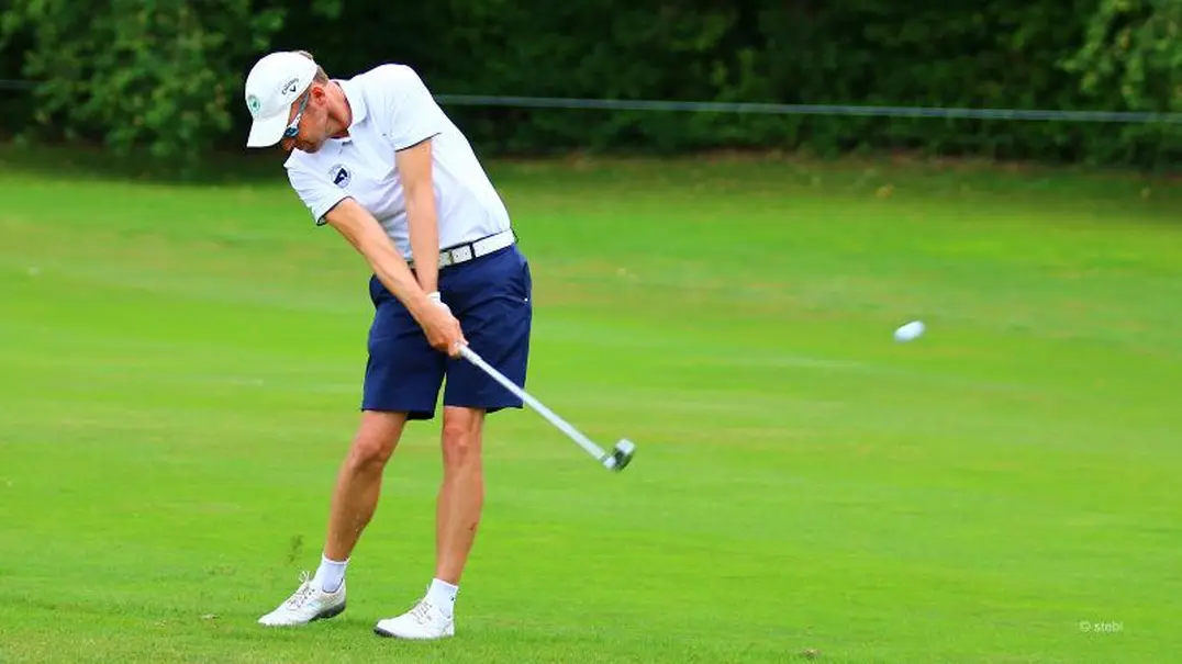 Den Ball flach halten: Der böige Wind im GC Neuhof belohnte eher gefühlvolles als aggressives Spiel.