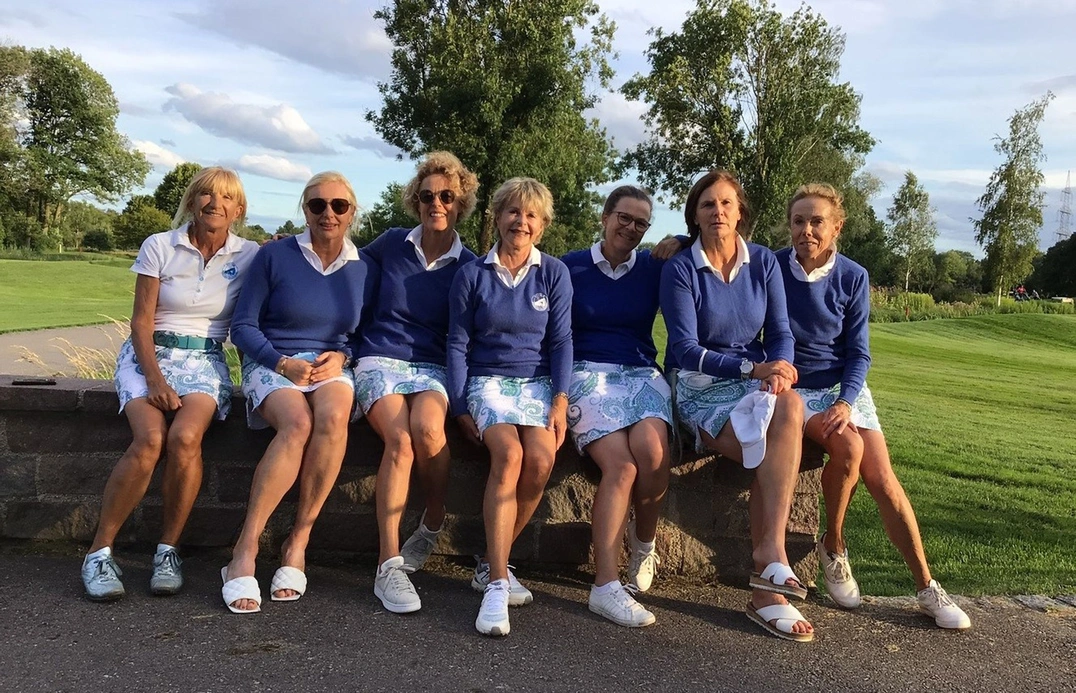 Stolz auf die Position des Gruppenersten können auch die Damen AK50 sein: v. l. n. r. Renate Rebholz, Evi Rath, Kornelia Hagenbucher, Captain Ute Häring, Kirsten Jinks, Gaby Schuster und Daniela Schellinger