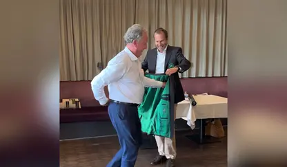 Ken Williams schlüpft ins Green Jacket