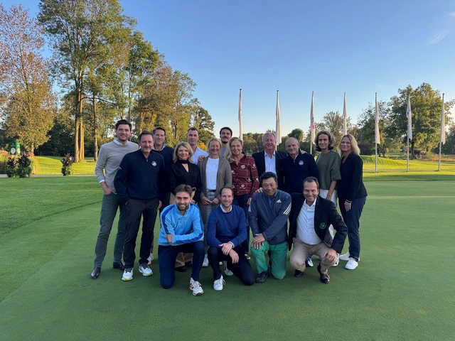 Der Masters-Sieger reiht sich ein: 4. v. r. Ken Williams. In der Mitte die Matchplay-Gewinnerinnen Marion Donner und Uschi Schmitt-Ladanyi, dahinter mit Bart der Zweitplatzierte Maurice Fumo, daneben Matchplay-Sieger Daniel Heinze, unten rechts knien