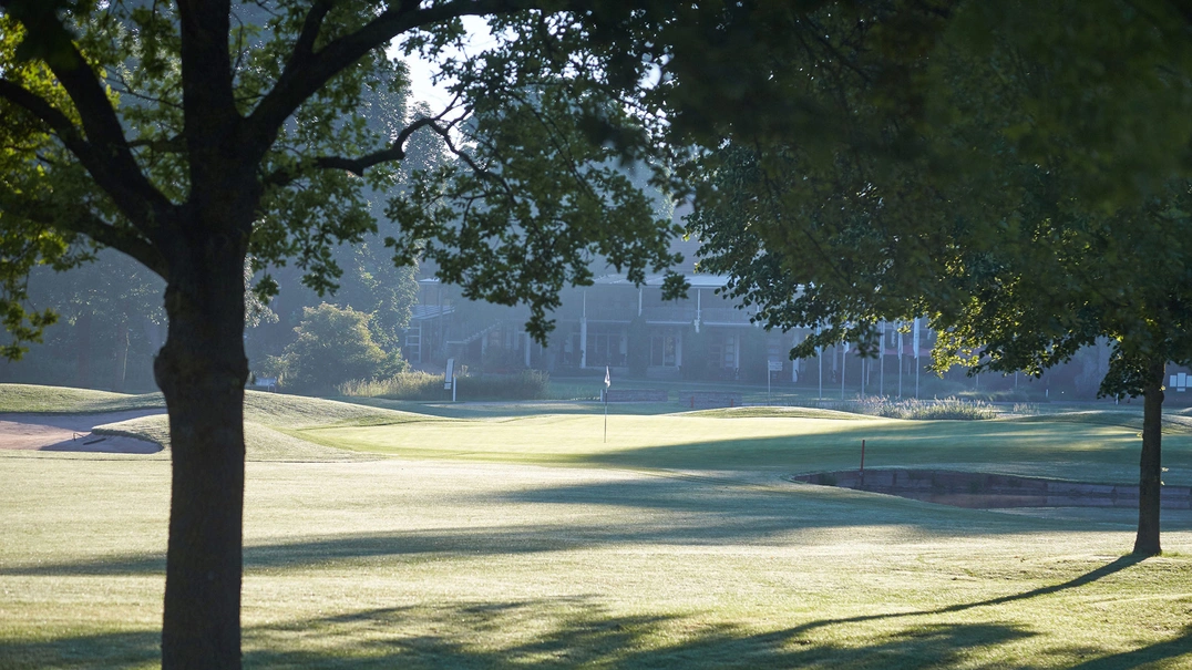 Golfplatz in der Morgensonne