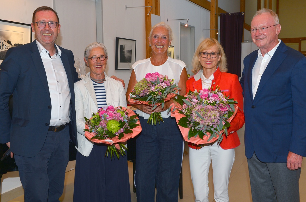 Blumen für die Damen: Linda Diermeier, Barbara Laistner und Agnes Rygol, umrahmt von Präsident Karl-Friedrich Löschhorn, links, und Senioren-Captain Andi Diermeier.
