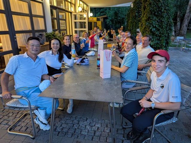 Stimmungsvolle Abendtafel nach der Runde auf der Terrasse. Rechts Bruttosieger Valentin Szika.