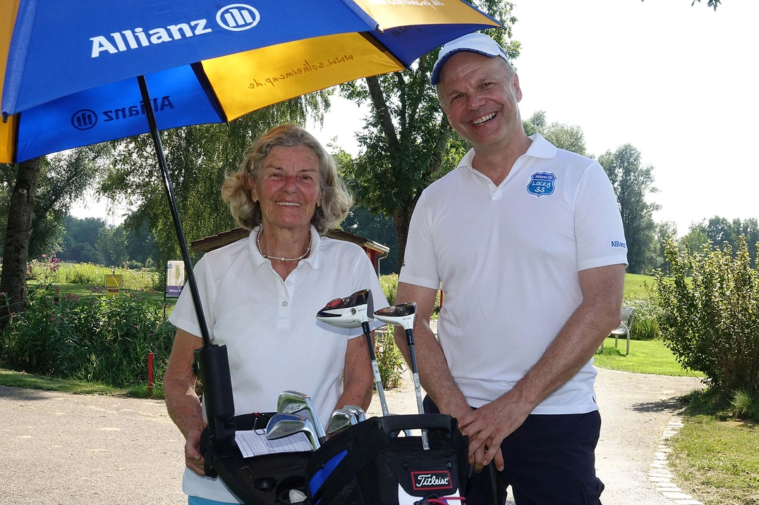 Mama Martina Ziegert im Flight mit Sohn Marcus, gut beschirmt von der Allianz