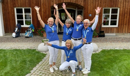 Logo Jubel bei den Eichenrieder Damen AK 65 zur langersehnten Bayerischen Meisterschaft! V. l. n. r. Evi Rath, Ute Häring, Daniela Schellinger und Linda Diermeier, unten kniend Captain Renate Rebholz.