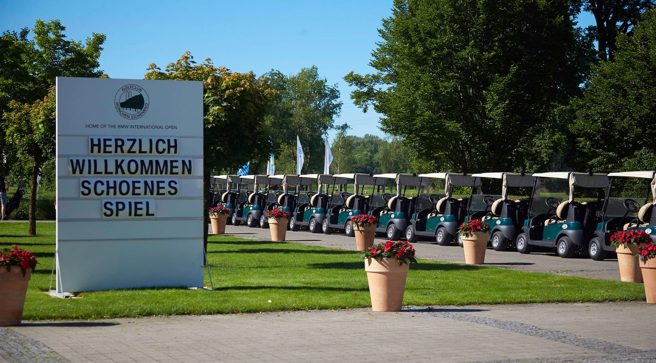 Impression Eingangssituation mit Golfcarts im Hintergrund