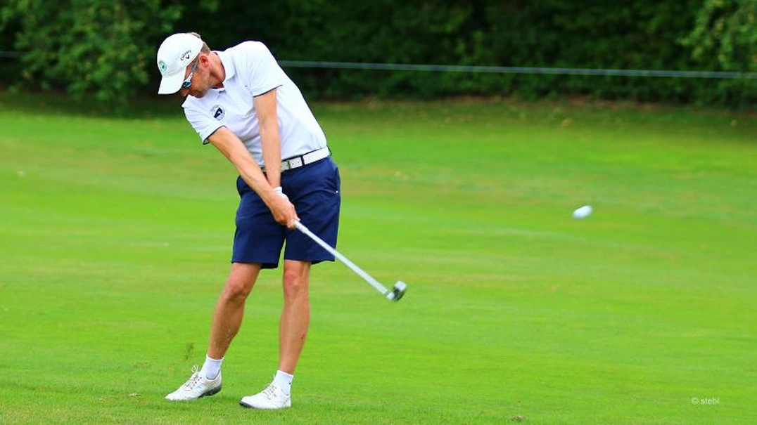 Den Ball flach halten: Der böige Wind im GC Neuhof belohnte eher gefühlvolles als aggressives Spiel.