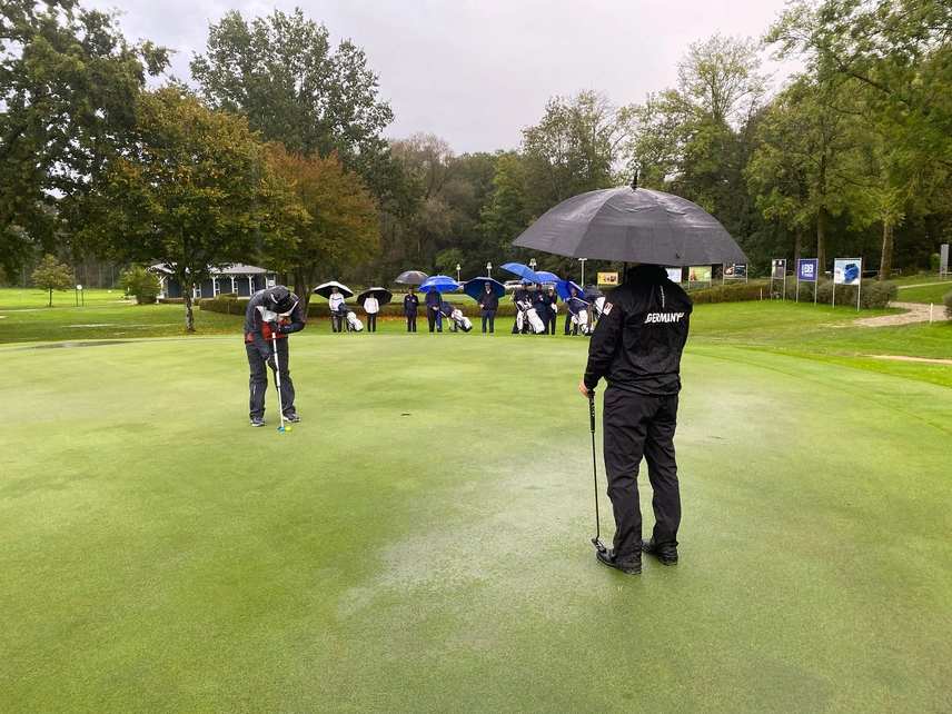 Extreme Regengüsse verwandelten so manches Grün in ein Wasserhindernis.