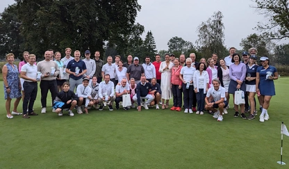 Logo Trotz einsetzender Dunkelheit und Nieselregen versammelten sich alle Teilnehmerinnen und Teilnehmer gut gelaunt fürs Gruppenfoto.