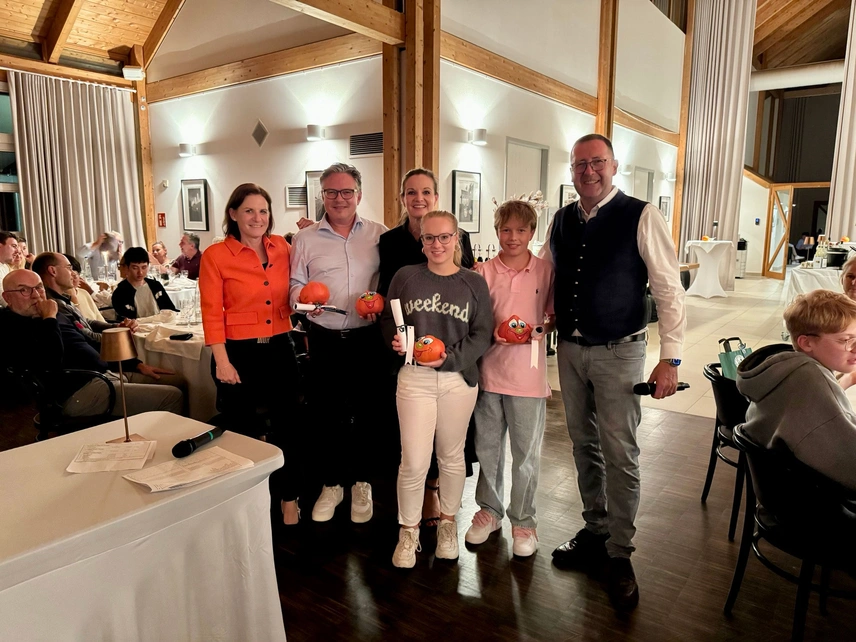Bester Familien-Flight: Sportbeirätin Vera Vaubel, links, gratuliert zusammen mit Präsident Karl-Friedrich Löschhorn, rechts, der Familie Heyd.