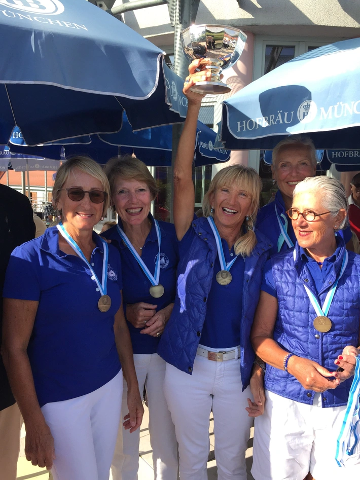 Glücklich mit Pokal: v. l. n. r. Sophie Jäger, Heidi Grimm-Kund, Captain Renate Rebholz, hinten versteckt Barbara Laistner, Linda Diermeier.