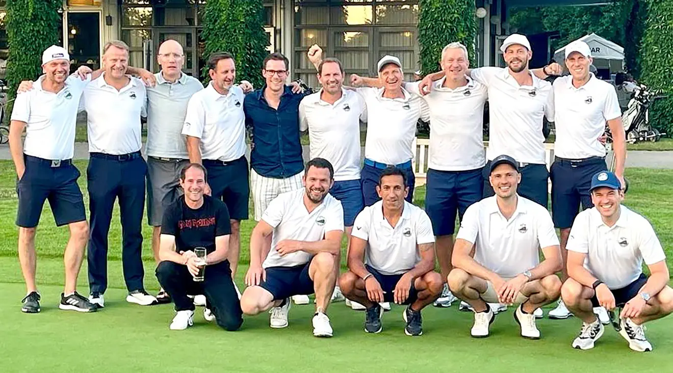 Stehend: Andi Anzer, Felix Wolf, Dominik Witschel, Manfred Woitzik, Timo Kantereit, Jens Lappoehn, Dr. Peter Riss, Noah Pudelko, Dr. Felix Jung, Stephan Busch; Sitzend: Dirk Bethge, Lubo Straka, Öden
