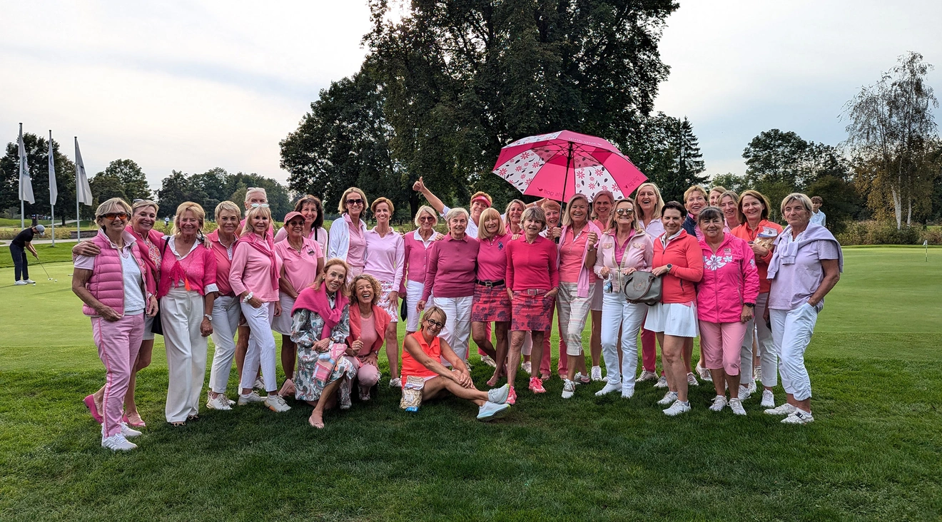 Ladies in Pink mit Schirm und Charme! Hier die Gruppe der Gaudi-Paar-Spielerinnen.