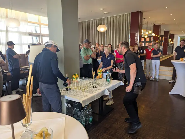 Spannung im Clubhaus: Prosecco-Empfang und Auslosung der Spiel-Paare.