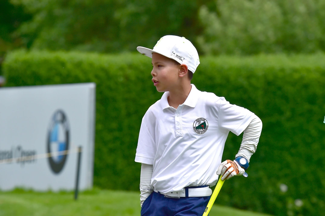Die Eichenrieder Jugend ging natürlich im Logo-Polo auf die Runde. Hier Michael Mayer, einer von Kens Young Guns Gruppe (= Anwärter für die Mannschaften).