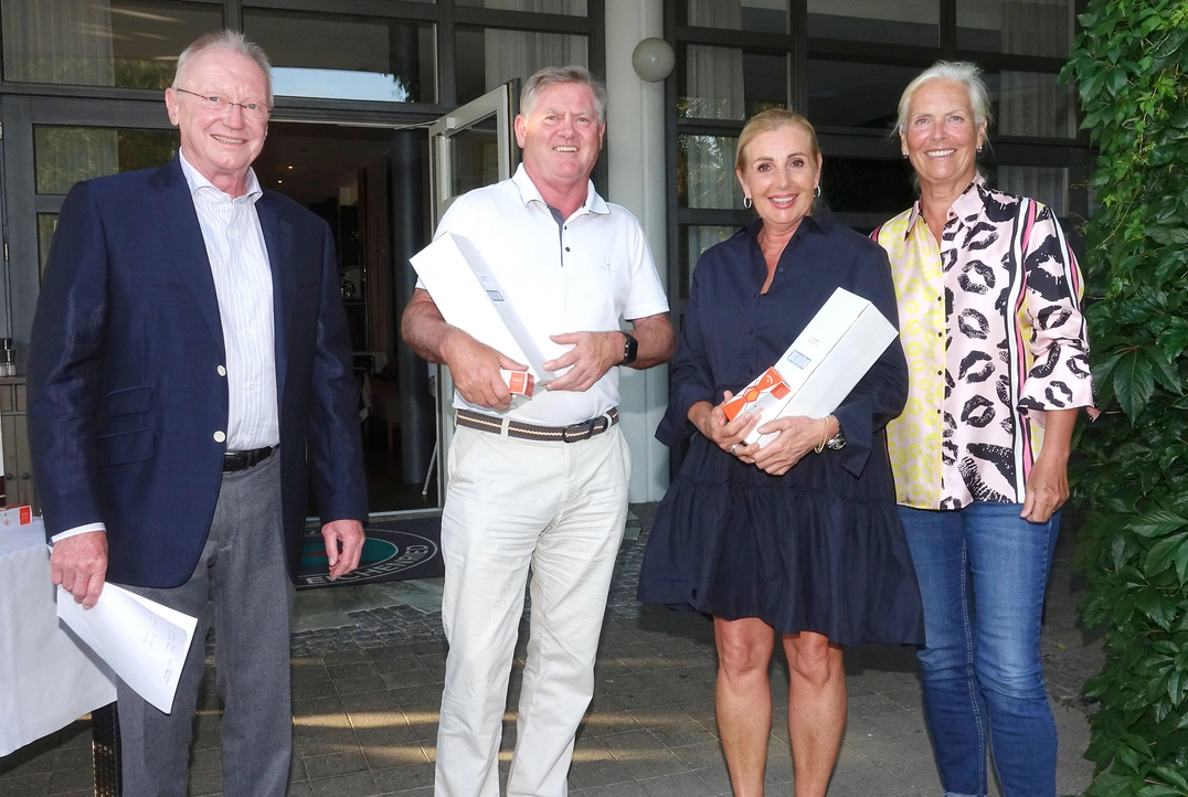 Die Bruttosieger Peter Mair vom GC Wörthsee und die Eichenrieder Seriensiegerin Evi Rath, umrahmt von den beiden Senioren-Captains Andreas Diermeier und Barbara Laistner.
