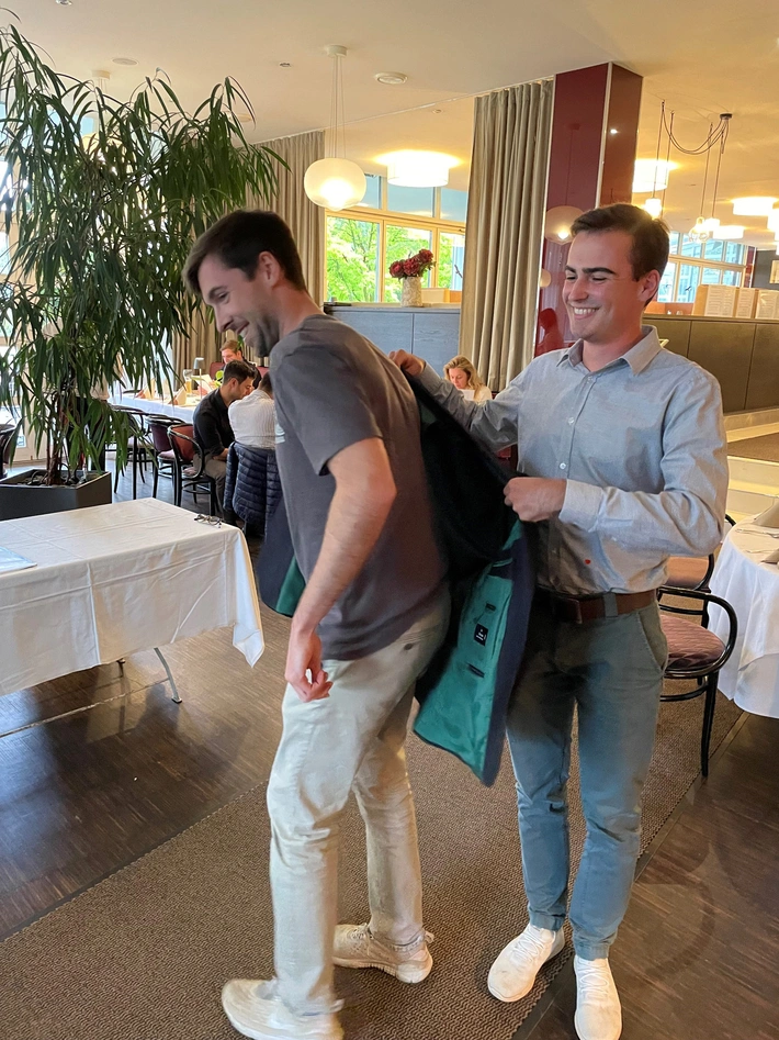 Das Green Jacket übernahm Kevin McNamara vom Sieger 2018, Philip Arch.