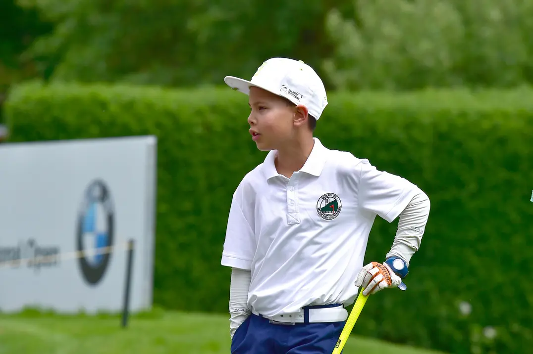 Die Eichenrieder Jugend ging natürlich im Logo-Polo auf die Runde. Hier Michael Mayer, einer von Kens Young Guns Gruppe (= Anwärter für die Mannschaften).