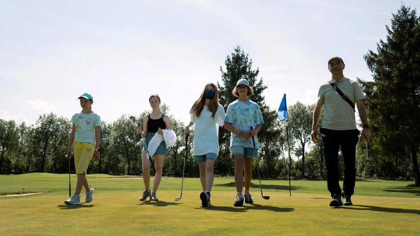 Schulleiter Armin Eifertinger, rechts, ist selbst begeisterter Golfer.